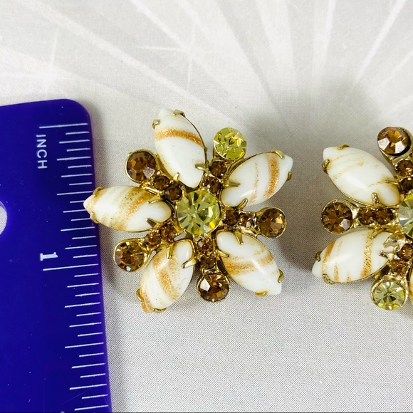 Beautiful vintage lucite and glitter with rhinestone flower atomic clip earrings - Picture 2 of 4